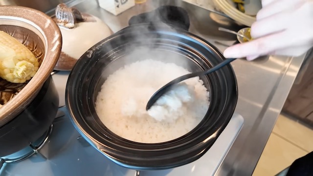 佐々木希、豪華キッチンで夏野菜カレー作りの画像