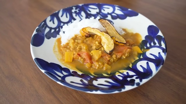 佐々木希、豪華キッチンで夏野菜カレー作りの画像