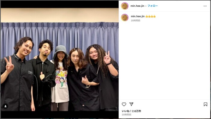 ミン・ヒジン、King Gnu 新井和輝らと記念撮影　NewJeansのライブを支えるバンドメンバー