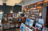蔦屋書店2階 書籍の他にアナログレコードなども並ぶスペース