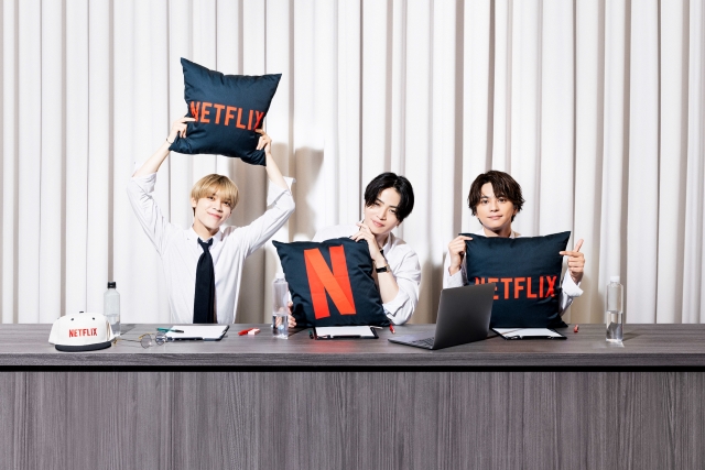 Netflixロゴクッションを持つtimelesz