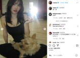 TWICE MOMO、愛犬とリラックスモードの画像