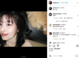 TWICE MOMO、愛犬とリラックスモードの画像