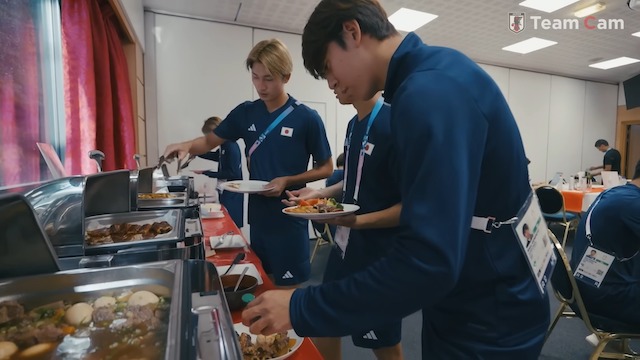 サッカー日本代表、“五輪メシ”にご満悦の画像