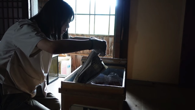 いけちゃん、古民家を清掃の画像