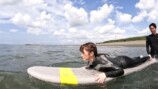 大原優乃、サーフィンに挑戦　の画像