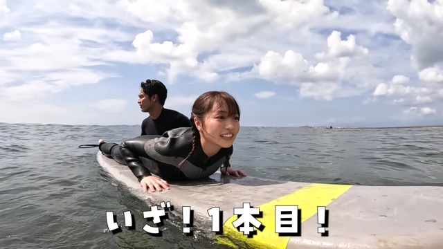 大原優乃、サーフィンに挑戦　の画像