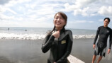 大原優乃、サーフィンに挑戦　ずぶ濡れになりながらも笑顔で「1番乗れた」