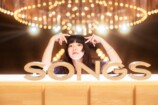 『SONGS』スタジオでの番組ロゴとあいみょん