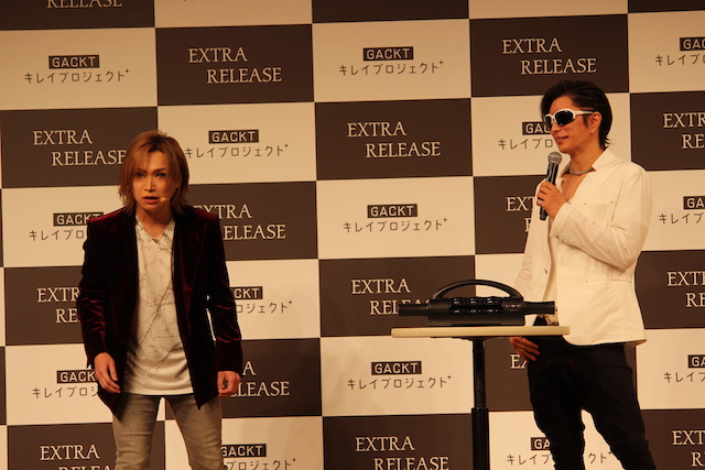 鬼龍院翔、GACKT監修の電動ストレッチローラーに悶絶　GACKTは51歳とは思えない柔らかさを見せるの画像1-1