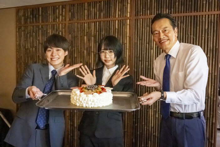 遠藤憲一＆大橋和也、あのの誕生日を祝福　『民王R』クランクイン日の仲良し3ショットも