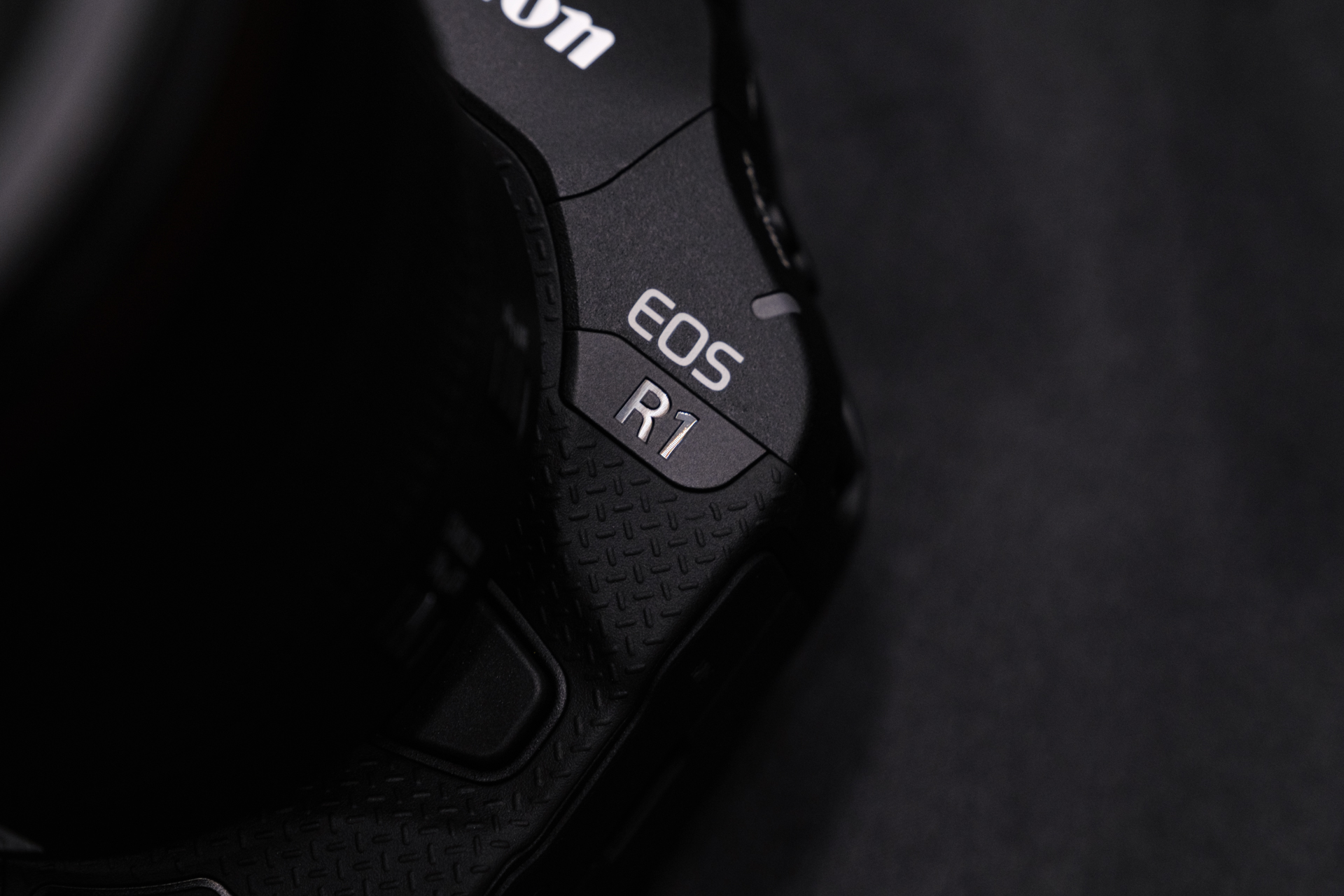 『EOS R1』と『EOS R5 Mark II』の画像