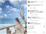 秋元真夏、海辺で美しい肩のラインを披露の画像