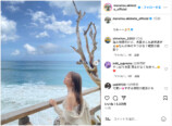 秋元真夏、海辺で美しい肩のラインを披露の画像