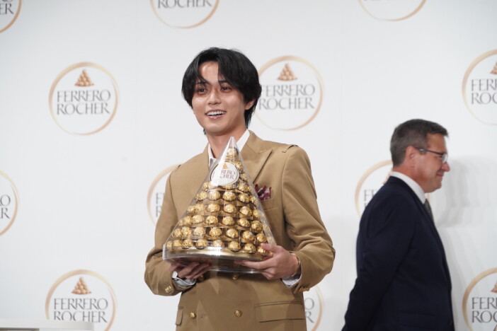 King & Prince 永瀬廉、金のチョコレートのピラミッドに驚き　「テレビ台の横に飾りたい」