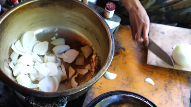 東出昌大、山小屋で夏野菜たっぷりのカレー作りの画像