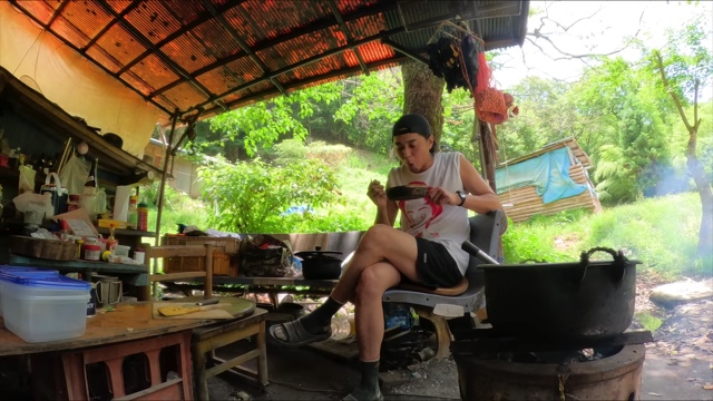 東出昌大、山小屋で夏野菜たっぷりのカレー作りの画像