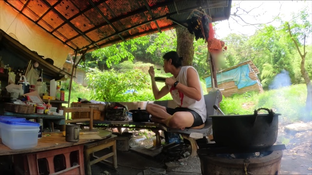 東出昌大、山小屋で夏野菜たっぷりのカレー作りの画像