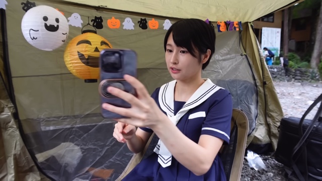 YouTuber・mii、セーラー服でソロキャンプの画像