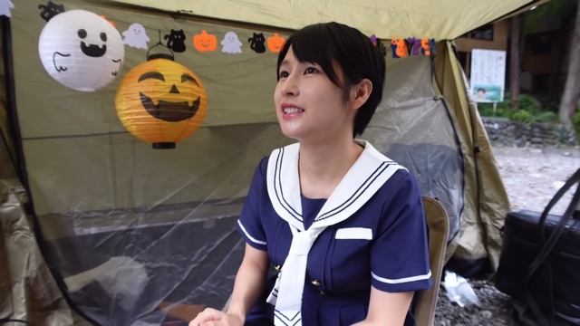 YouTuber・mii、セーラー服でソロキャンプの画像