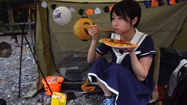 YouTuber・mii、セーラー服でソロキャンプの画像