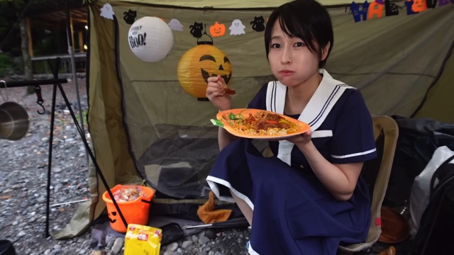 YouTuber・mii、セーラー服でソロキャンプの画像