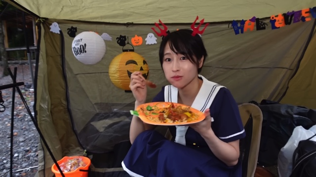 YouTuber・mii、セーラー服でソロキャンプの画像