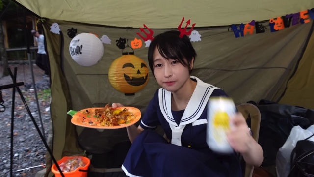 YouTuber・mii、セーラー服でソロキャンプの画像