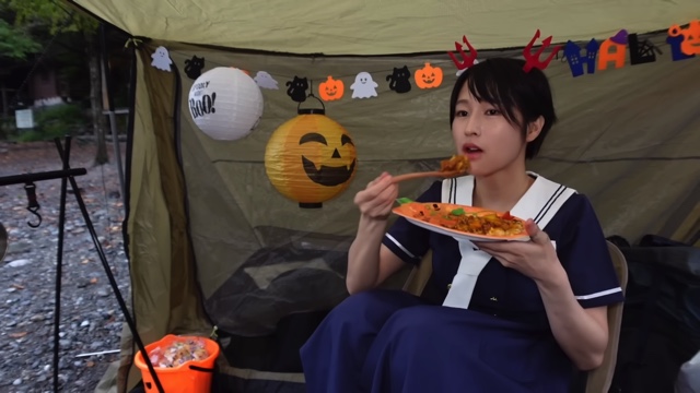 YouTuber・mii、セーラー服でソロキャンプの画像