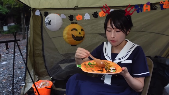 YouTuber・mii、セーラー服でソロキャンプの画像