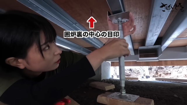 車中泊女子YouTuber、山小屋を“DIY”の画像