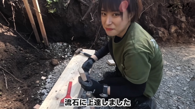 車中泊女子YouTuber、山小屋を“DIY”の画像