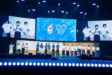 『The BLUE HAPPY FESTIVAL 2024』超特急、RIIZE、MyMの集合写真