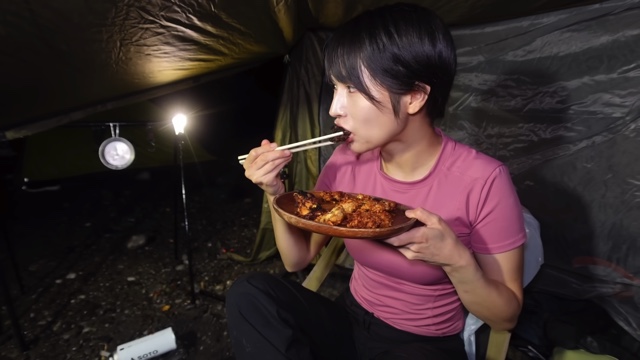 キャンプ女子YouTuber・mii、“キャンプ飯”堪能の画像