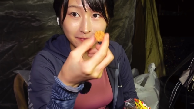 キャンプ女子YouTuber・mii、“キャンプ飯”堪能の画像