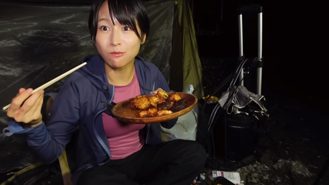 キャンプ女子YouTuber・mii、“キャンプ飯”堪能の画像