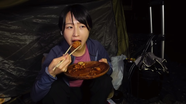 キャンプ女子YouTuber・mii、“キャンプ飯”堪能の画像