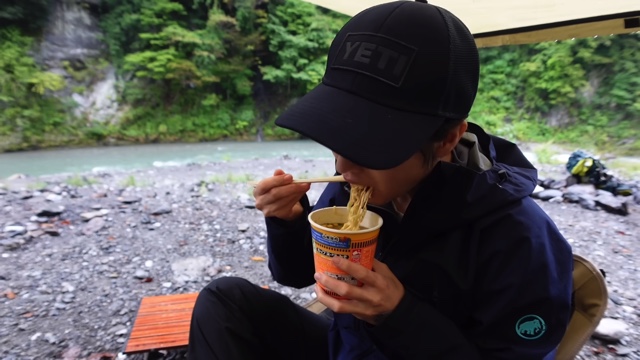 キャンプ女子YouTuber・mii、“キャンプ飯”堪能の画像