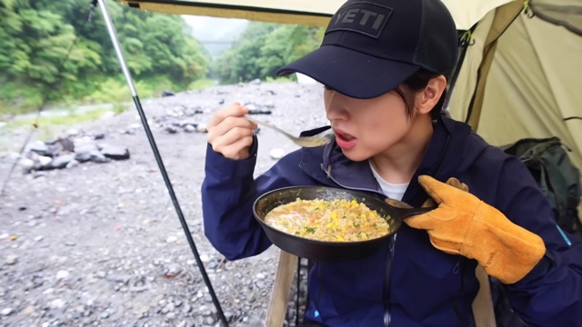 キャンプ女子YouTuber・mii、“キャンプ飯”堪能の画像