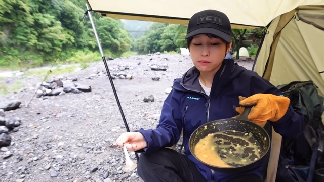 キャンプ女子YouTuber・mii、“キャンプ飯”堪能の画像