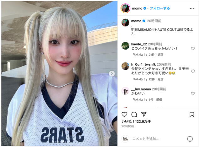 TWICE MOMO、ロングツインテ＆ミニスカ姿でダブルピース　「金髪かわいすぎる」「わたしの姫」