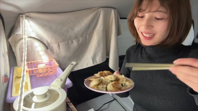 車中泊女子YouTuber、餃子とビールで晩酌→爆睡の画像