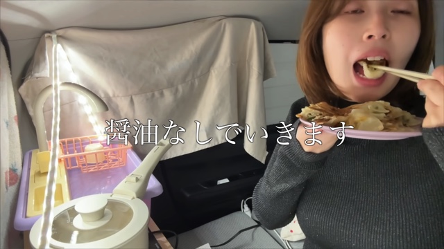 車中泊女子YouTuber、餃子とビールで晩酌→爆睡の画像