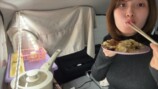 車中泊女子YouTuber、餃子とビールで晩酌→爆睡の画像