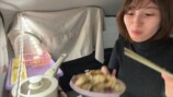 車中泊女子YouTuber、餃子とビールで晩酌→爆睡の画像