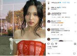 TWICE MINA、艶やかなオフショルドレスの画像