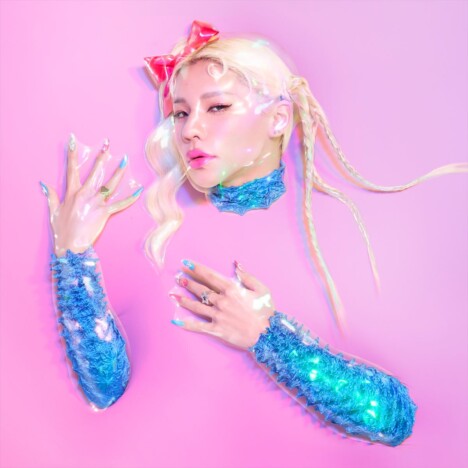 Z世代のアイコン Toua、アーティストとして初のEP『I am I』リリース　“標本”姿のジャケ写公開も