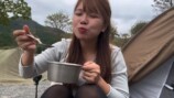 日本一だらしないソロキャンプ女子、豪快飲酒の画像