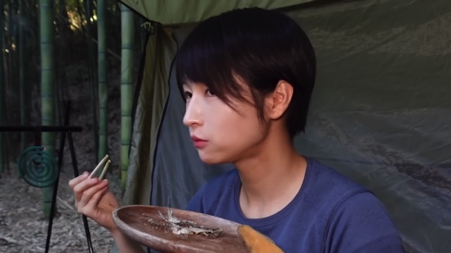 キャンプ女子YouTuber・mii、ぼっちで日本酒堪能の画像