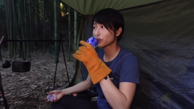 キャンプ女子YouTuber・mii、ぼっちで日本酒堪能の画像